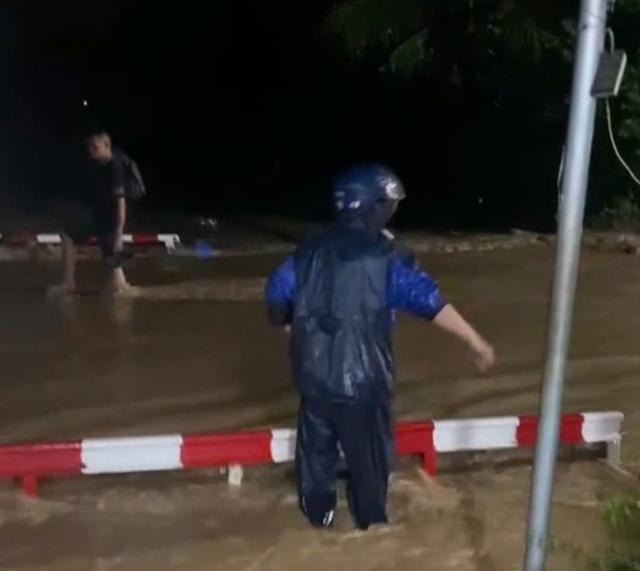 Tạm dừng một số tàu Bắc - Nam qua Khánh Hòa do đường sắt bị ngập- Ảnh 1.