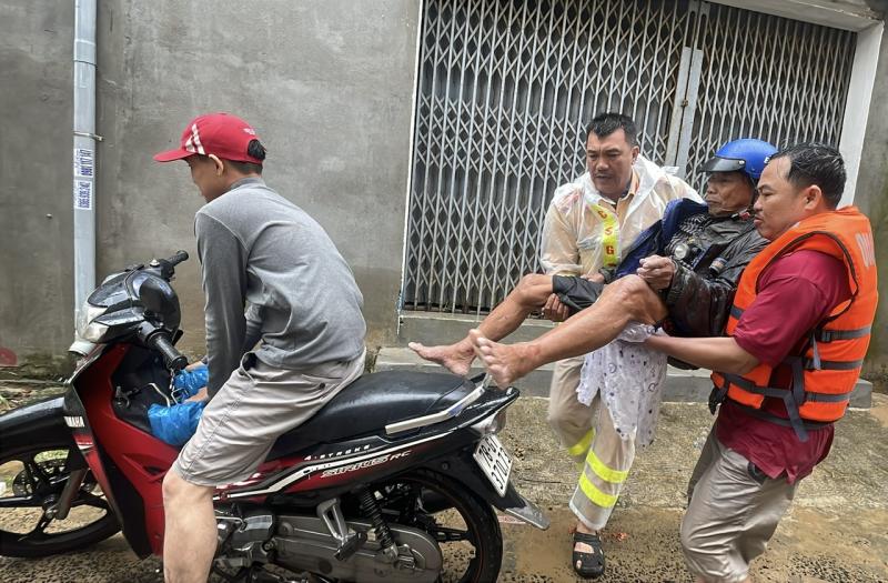 Con gái tật nguyền bị lũ cuốn trong đêm: Cha già run run kể lại khoảnh khắc bất lực - Ảnh 3.