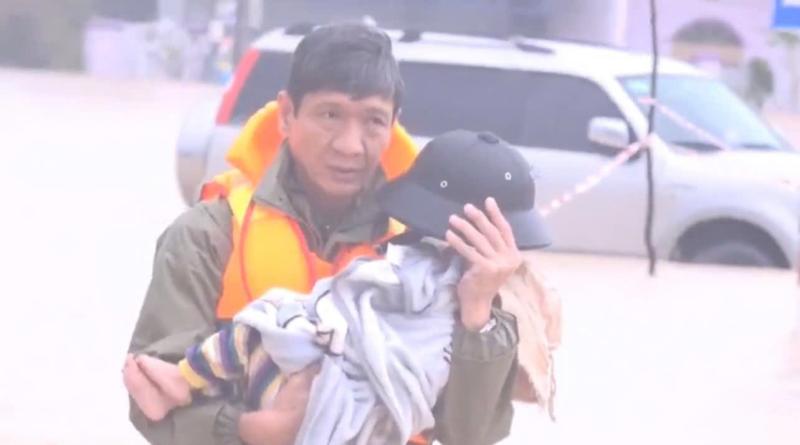 Ngập lụt ở Quy Nhơn: Hàng ngàn hộ dân được cứu ra khỏi vùng nguy hiểm - Ảnh 4.