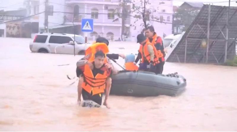 Ngập lụt ở Quy Nhơn: Hàng ngàn hộ dân được cứu ra khỏi vùng nguy hiểm - Ảnh 1.