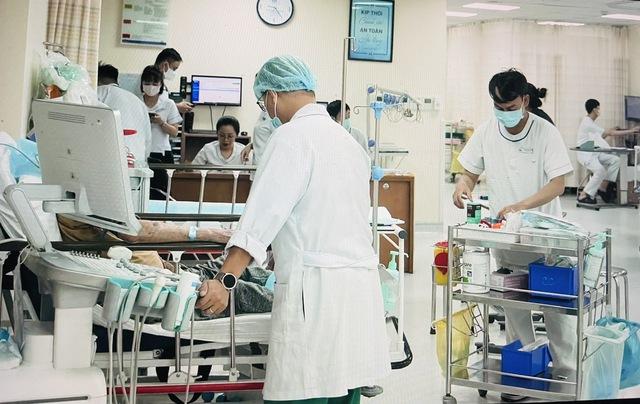 Kết luận vụ 316 người nhập viện sau ăn bánh mì là ngộ độc thực phẩm - Ảnh 1.
