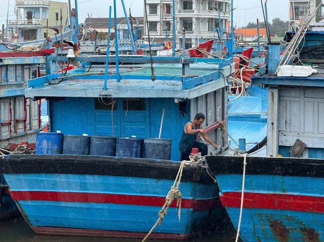 Bão số 13 Kalmaegi: Quảng Ngãi cấm tàu thuyền ra khơi từ tối nay - Ảnh 3.