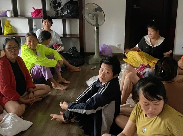 170 người mắc kẹt vì lũ kêu cứu khẩn cấp: 'Nước dâng cao, hết lương thực' - Ảnh 2.