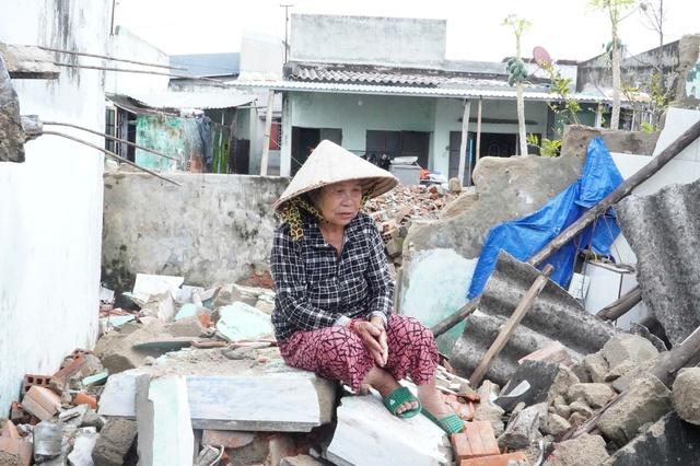 Anh Nguyễn Minh Triết thăm hỏi và hỗ trợ người dân vùng lũ Gia Lai - Ảnh 2.