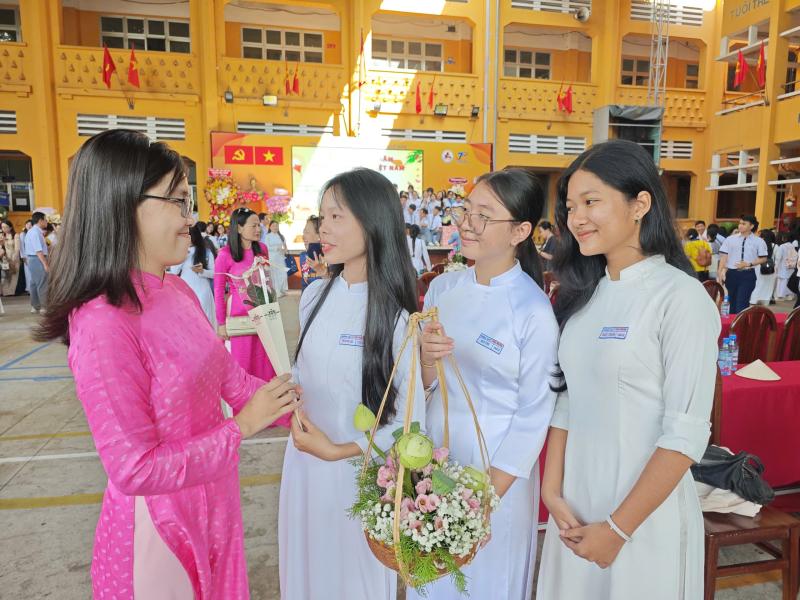 Những khoảnh khắc đẹp ngày Nhà giáo Việt Nam 20.11 - Ảnh 13.