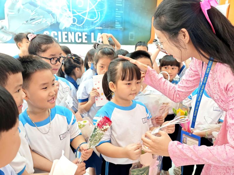Những khoảnh khắc đẹp ngày Nhà giáo Việt Nam 20.11 - Ảnh 4.