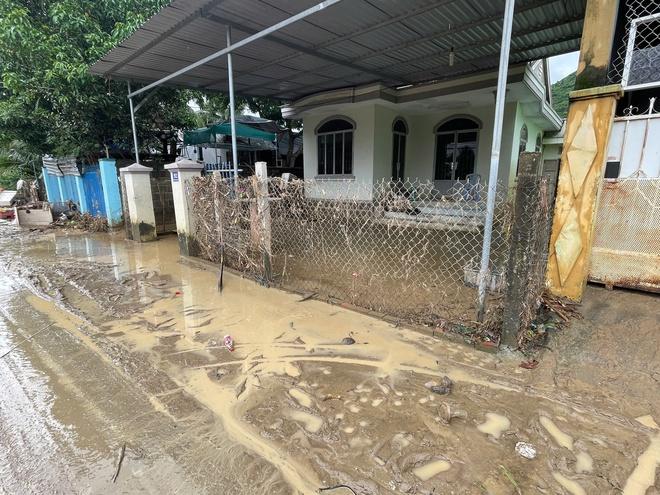 Khánh Hòa: Nhiều nơi ở Tây Nha Trang tan hoang sau ngập lụt chưa từng có- Ảnh 2.