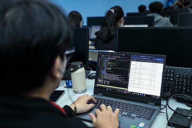 Một ĐH tại TP.HCM thông báo khẩn chuyển sang học trực tuyến từ tối nay - Ảnh 2.