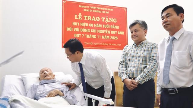 Ông Lê Quốc Phong trao Huy hiệu 60 năm tuổi Đảng đến cụ Nguyễn Duy Anh - Ảnh 2.