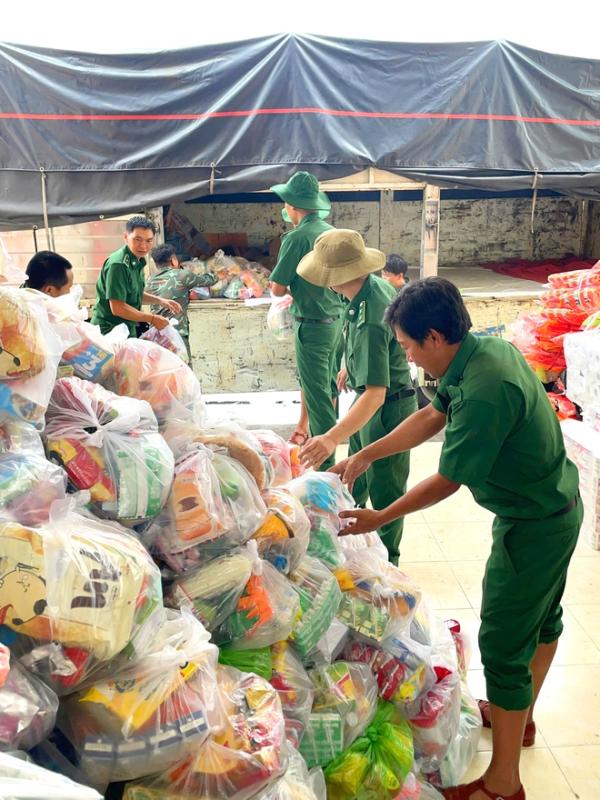 Thanh niên xung phong TP.HCM lên đường trong đêm, tiếp sức Khánh Hòa vượt lũ lịch sử- Ảnh 4.
