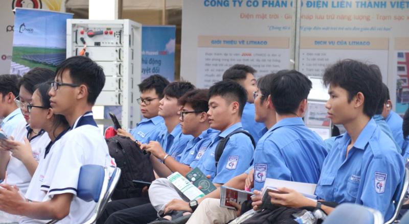10 Nhóm ngành nghề không bao giờ thất nghiệp cho giới trẻ trong kỷ nguyên số - Ảnh 3.