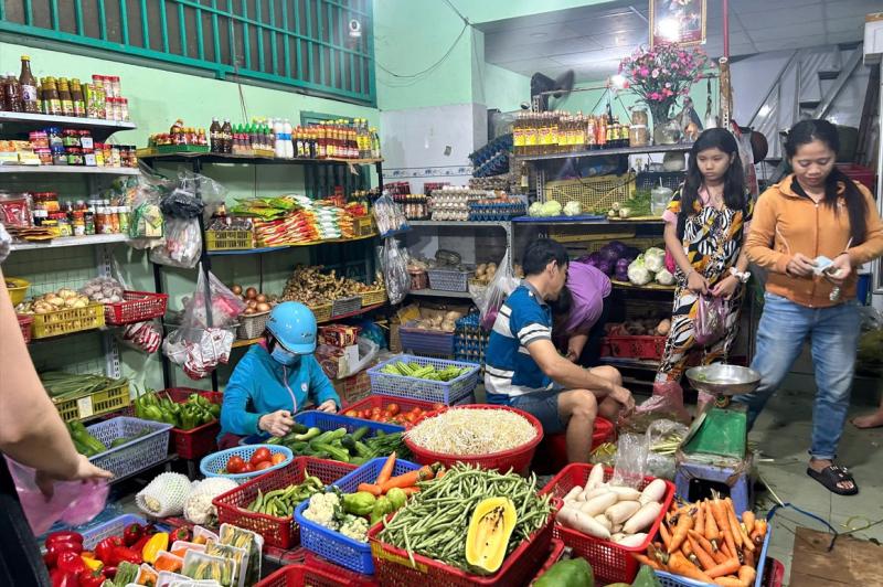 Giá rau tăng quá cao: Người săn sale, người tập tành trồng rau… - Ảnh 1.