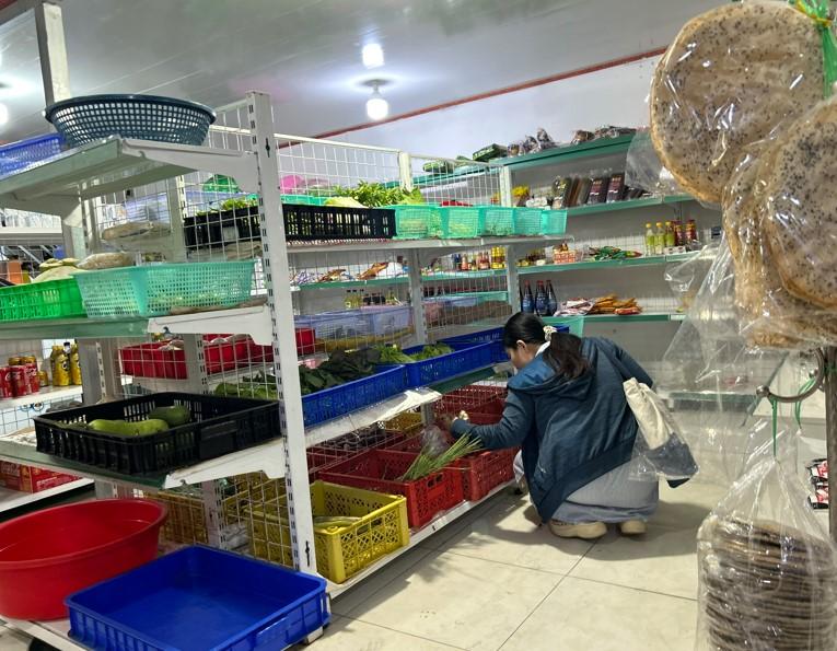 Giá rau tăng quá cao: Người săn sale, người tập tành trồng rau… - Ảnh 4.