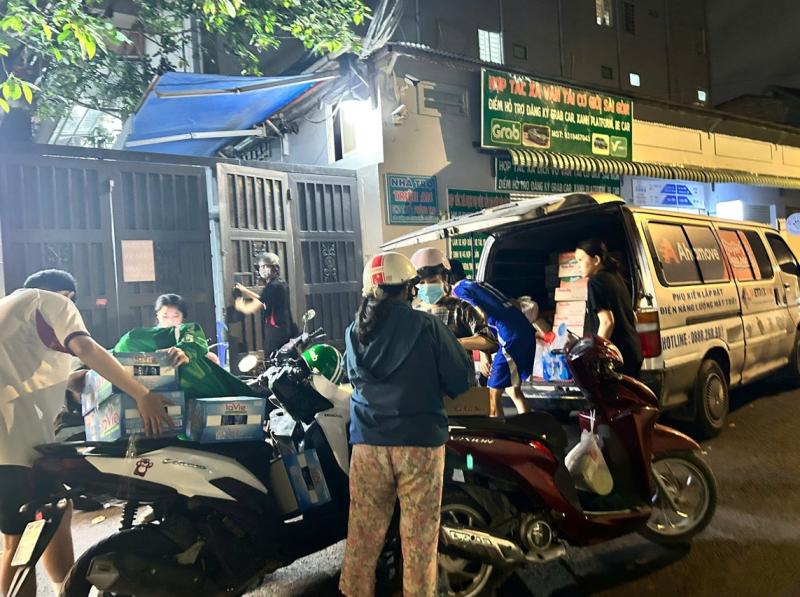 Giới trẻ chung tay cứu trợ miền Trung trong cơn lũ lịch sử - Ảnh 1.