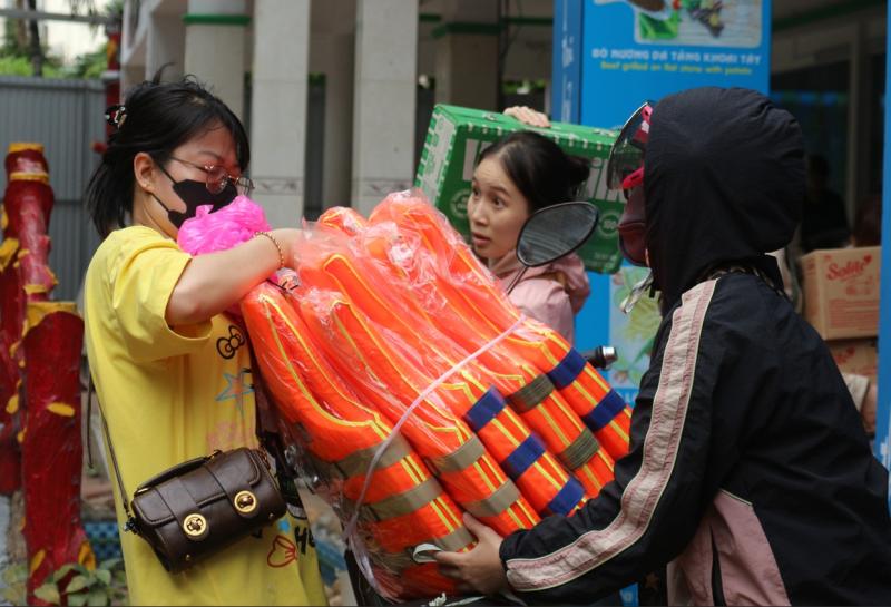Mua phao ở Đồng Tháp, chạy lên TP.HCM gửi cứu trợ cho bà con vùng lũ - Ảnh 1.