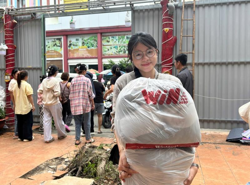 Mua phao ở Đồng Tháp, chạy lên TP.HCM gửi cứu trợ cho bà con vùng lũ - Ảnh 8.