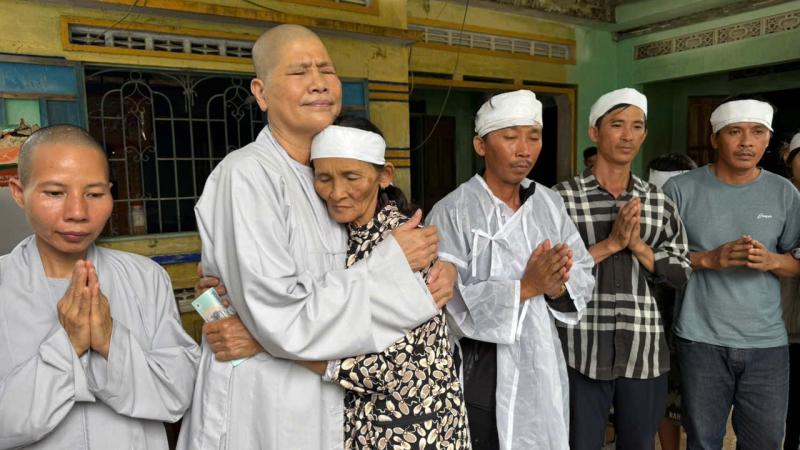 Trao hơn 1 tỉ đồng cứu trợ người dân vùng lũ hòa Thịnh - Ảnh 4.