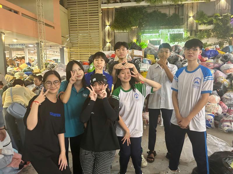 Cận cảnh núi quần áo cứu trợ khổng lồ từ TP.HCM chuẩn bị gửi cho Khánh Hòa - Ảnh 1.