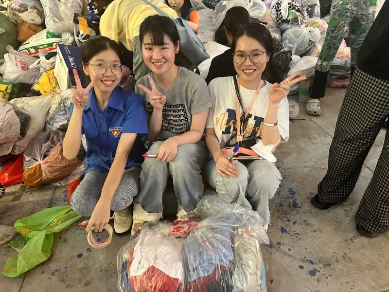Cận cảnh núi quần áo cứu trợ khổng lồ từ TP.HCM chuẩn bị gửi cho Khánh Hòa - Ảnh 3.