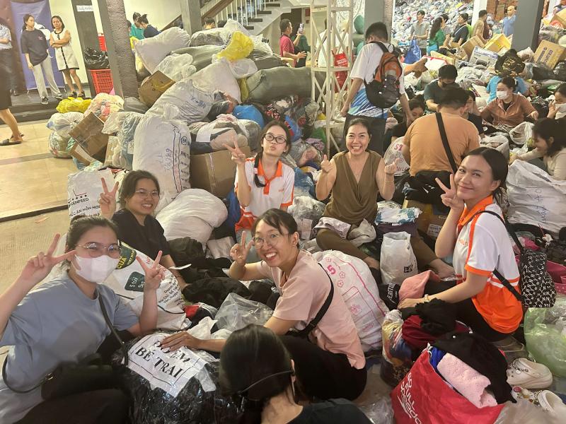Cận cảnh núi quần áo cứu trợ khổng lồ từ TP.HCM chuẩn bị gửi cho Khánh Hòa - Ảnh 4.