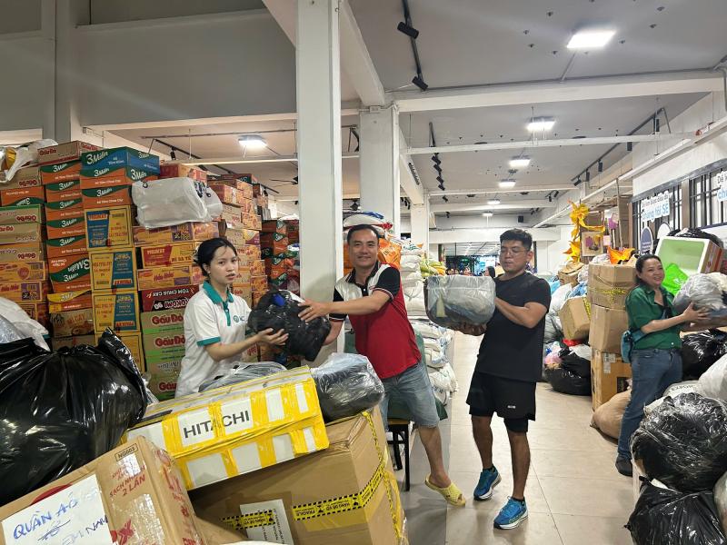 Cận cảnh núi quần áo cứu trợ khổng lồ từ TP.HCM chuẩn bị gửi cho Khánh Hòa - Ảnh 5.