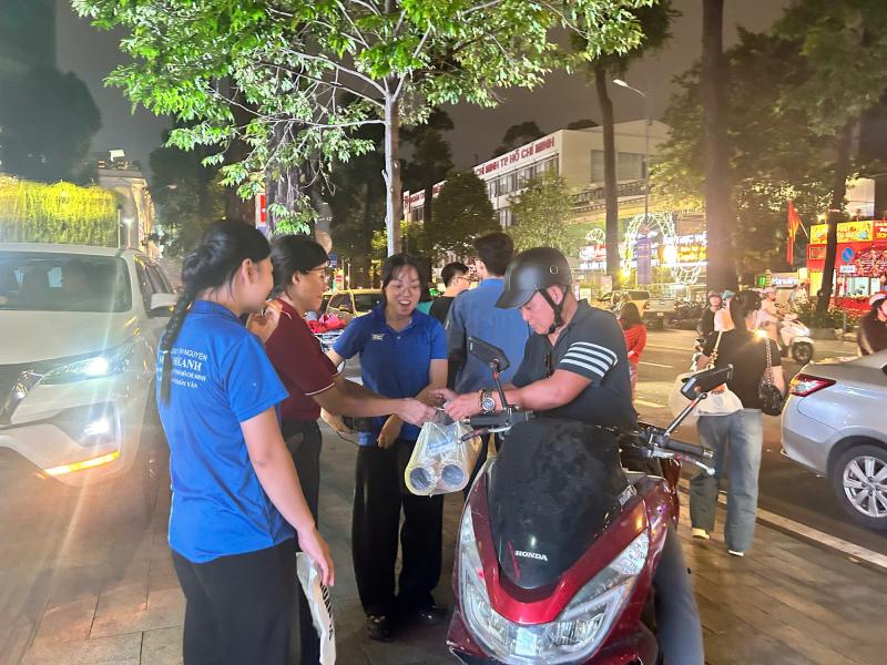 Cận cảnh núi quần áo cứu trợ khổng lồ từ TP.HCM chuẩn bị gửi cho Khánh Hòa - Ảnh 6.