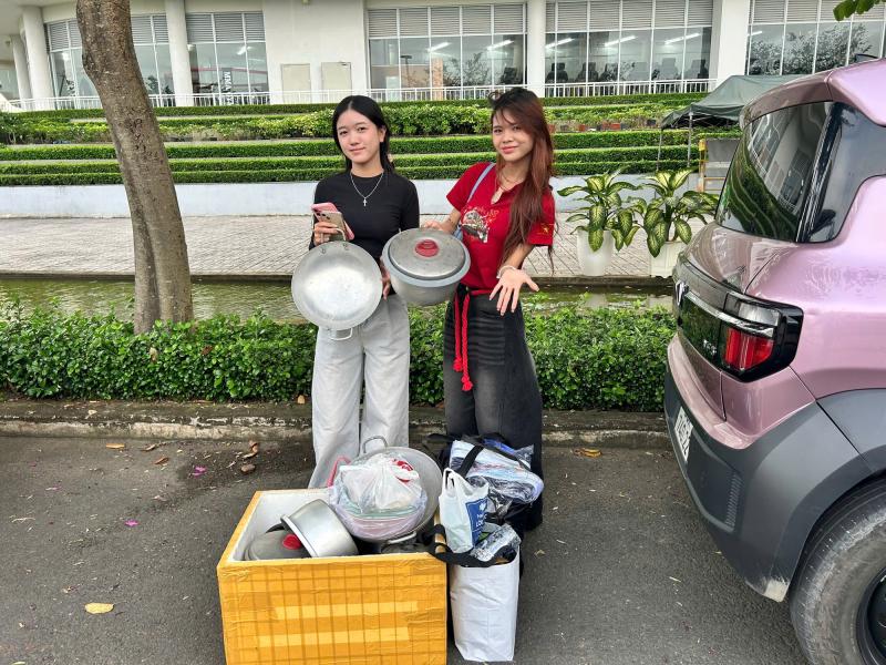 TP.HCM: Mang nồi, niêu, xoong, chảo… ủng hộ bà con vùng lũ - Ảnh 1.