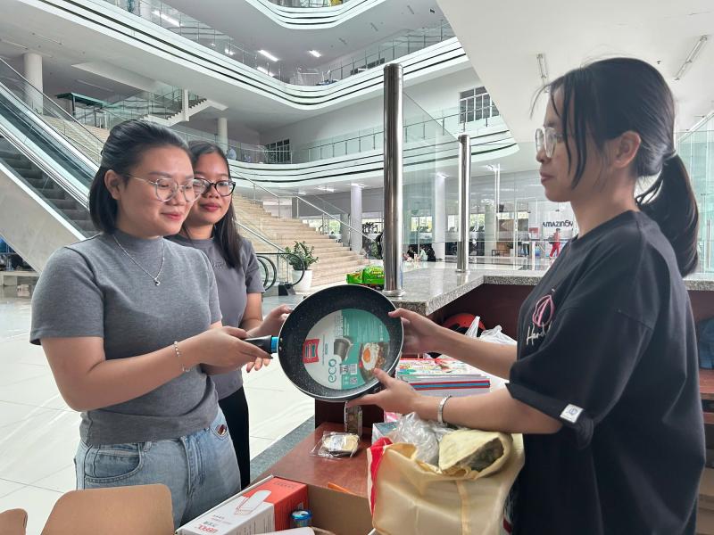 TP.HCM: Mang nồi, niêu, xoong, chảo… ủng hộ bà con vùng lũ - Ảnh 3.
