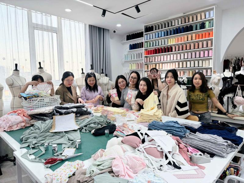 Ngàn món đồ lót ý nghĩa gửi đến bà con vùng lũ miền Trung - Ảnh 1.