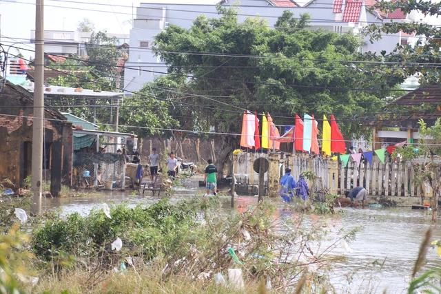 Người rốn lũ Hòa Xuân thở dài: 'Một đêm mà trắng tay hết'- Ảnh 8.