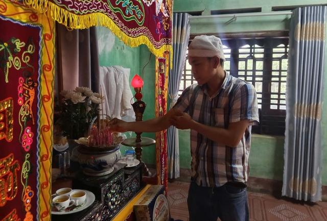 Đắk Lắk: Người cha vượt lũ dữ đón con chào đời , tiễn biệt vợ trong nước mắt - Ảnh 1.