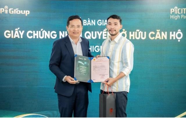 Cư dân Picity High Park nhận bàn giao giấy Chứng nhận quyền sở hữu căn hộ - Ảnh 1.