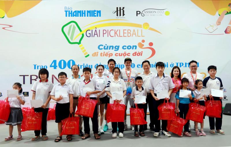 Xúc động khi 400 triệu đồng được trao tận tay các em nhỏ mồ côi- Ảnh 6.