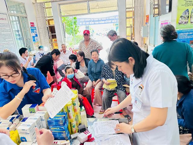 Bệnh viện đa khoa Khánh Hòa khám bệnh, cấp thuốc miễn phí cho người dân vùng lũ- Ảnh 2.