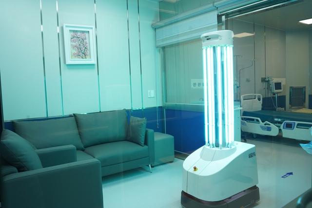 Vì sao Bệnh viện Chợ Rẫy dùng robot khử khuẩn phòng mổ bằng tia cực tím?- Ảnh 1.