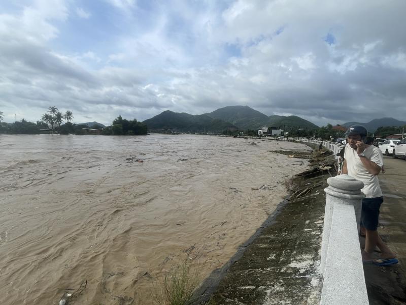 Nha Trang ngập sâu trong biển nước , lũ sông Cái dâng cao nghiêm trọng - Ảnh 8.