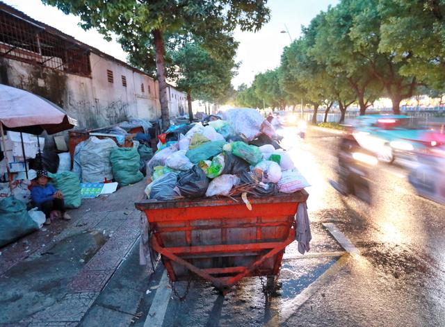 Trung tâm TP.HCM lo ùn ứ rác từ đầu tháng 12  - Ảnh 1.