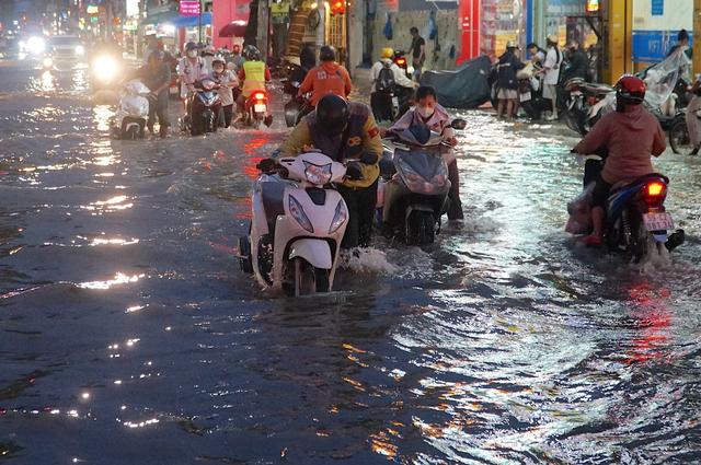 Hôm nay bắt đầu vào đỉnh triều cường, TP.HCM nhiều nơi lại ngập nặng  - Ảnh 1.