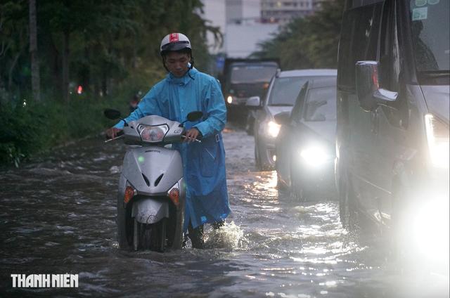 Người dân TP.HCM đối mặt với thời tiết nguy hiểm vào tuần tới- Ảnh 1.