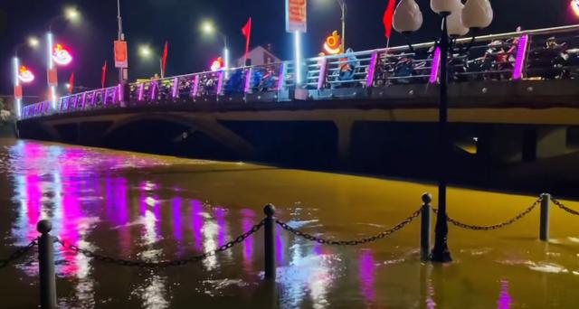 Quảng Trị mưa lớn , lũ trên sông Kiến Giang vượt báo động 3 uy hiếp dân sinh - Ảnh 1.