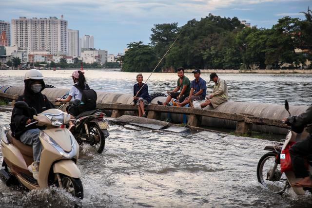 Cảnh báo mưa lớn, mưa đá cục bộ ở nhiều phường, xã TP.HCM tối nay - Ảnh 2.