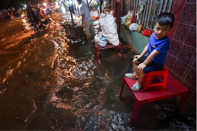 Cảnh báo mưa lớn, mưa đá cục bộ ở nhiều phường, xã TP.HCM tối nay - Ảnh 3.