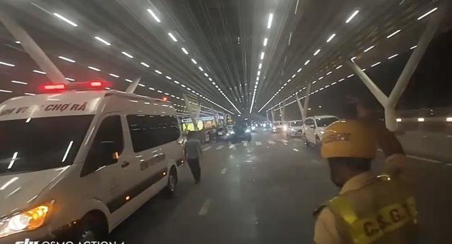 CSGT TP.HCM mở đường lúc rạng sáng đưa mô tạng đi cứu người, chạy đua sinh tử - Ảnh 1.