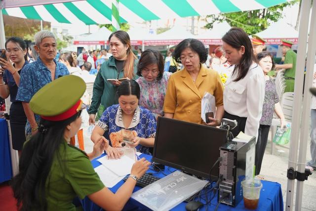 Phường Chợ Lớn chuyển đổi số: Hướng tới công dân số toàn diện - Ảnh 3.