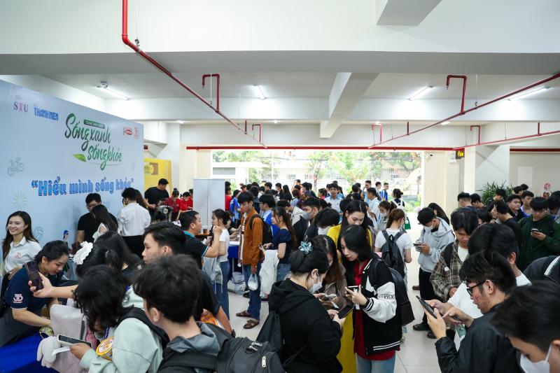 Sinh viên phân loại rác đổi quà: Sống xanh sống khỏe không khó - Ảnh 1.