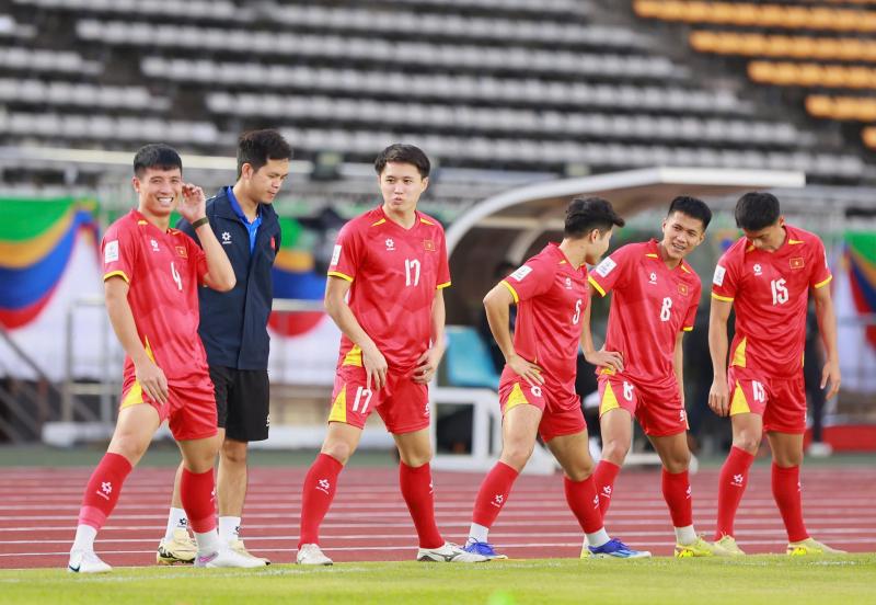 Xuân Son rạng rỡ làm quen sân khách, sẵn sàng cùng đội tuyển Việt Nam xé lưới Lào- Ảnh 1.