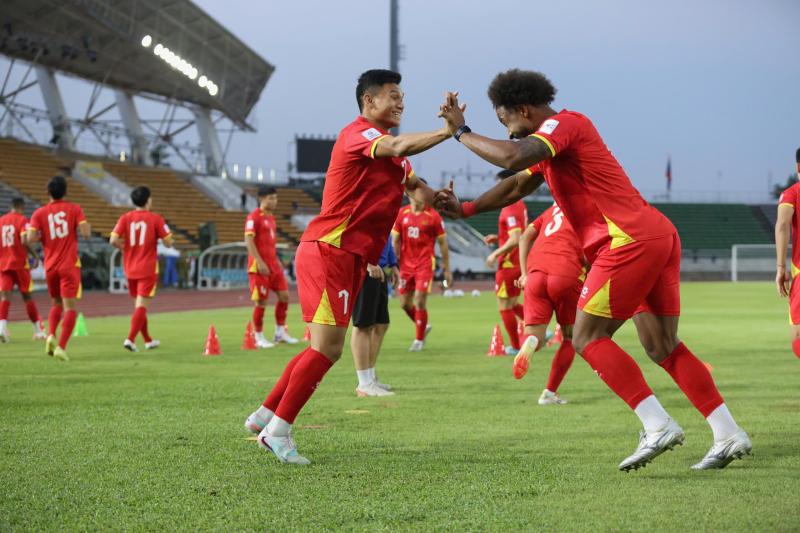 Xuân Son rạng rỡ làm quen sân khách, sẵn sàng cùng đội tuyển Việt Nam xé lưới Lào- Ảnh 8.