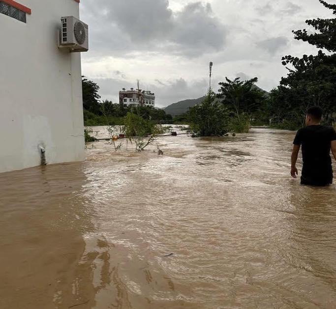Khánh hòa ngập lụt nghiêm trọng từ miền núi đến đồng bằng do mưa lớn - Ảnh 3.