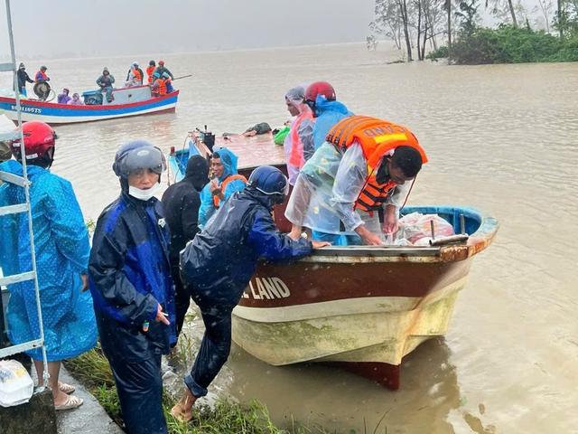 Thầy cô vùng ngập lụt Phú Yên: Ngày 20.11 không hoa, chỉ những nồi cơm nghĩa tình - Ảnh 2.