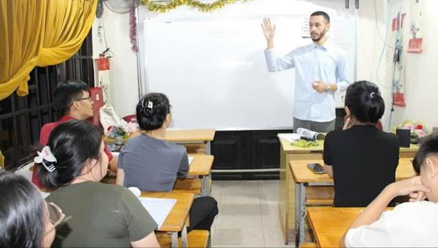 Những giáo viên không biên giới với lớp học 0 đồng - Ảnh 1.